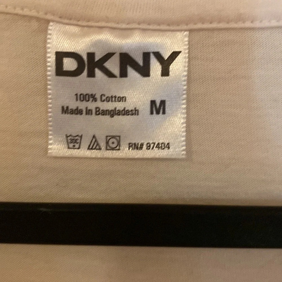 DKNY Ivory  classic Unisex VNeck T-shirt Sz M - Picture 3 of 6